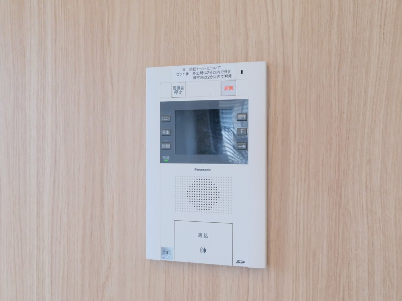 ◆TVモニター付インターホン◆訪ねてきた相手をモニター越しに確認でき、防犯対策に役立ちます。インターホン越しに話をすることが可能です。