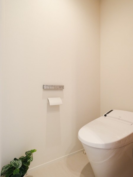 洗練されたお部屋にぴったりのタンクレスを採用しました。ウォシュレット一体型のトイレは、お掃除の手助けをしてくれる便利機能が搭載されています。
