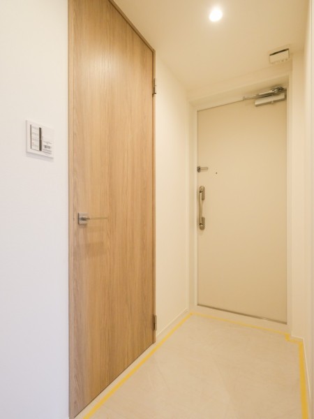 白を基調としたシンプルな設えが、住まい全体の上質さを予感させる玄関です。玄関扉を開けた瞬間、人感センサー照明がやわらかく灯り住まう方を優しく迎える、心配りが息づく玄関です。