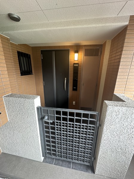 専用ポーチ付きの住戸です。共用廊下からワンクッション空間があることでプライバシー性が高まり、小さなお子さまのいるご家庭にも安心感があります。