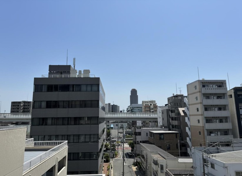 5階部分ならではの開放感ある眺望です。前面に広がる空を感じながら、朝は心地よい光に包まれて一日をスタートできます。家事の合間に外を眺めてリフレッシュできるのも魅力です。
