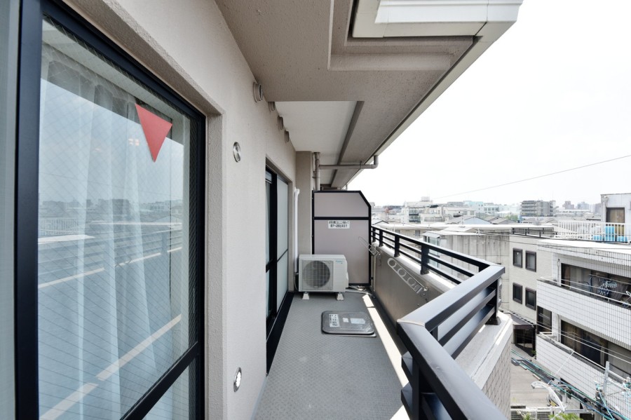 前面に高い建物が少なく、開放感のある眺望を楽しめます。心地よい風と光を感じながら、快適な住環境を実感できる空間です。お洗濯物も気持ちよく乾きます。