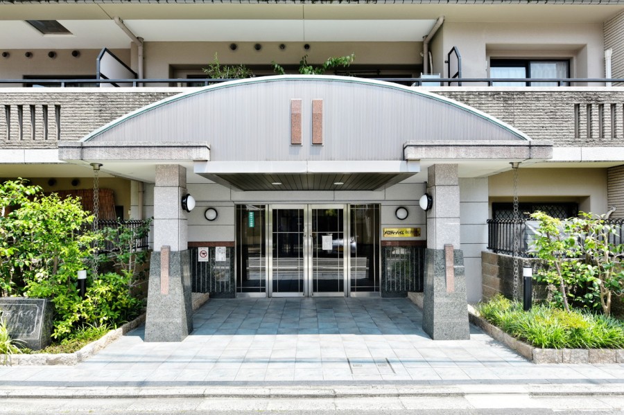 徒歩圏内に緑豊かな京都御苑（約１７０ｍ）があり、京都らしさを感じながら休日の散策等も楽しめます。新町小学校まで約400ｍ、上京中学校まで約200ｍと学校も近く、通学も安心の距離です。