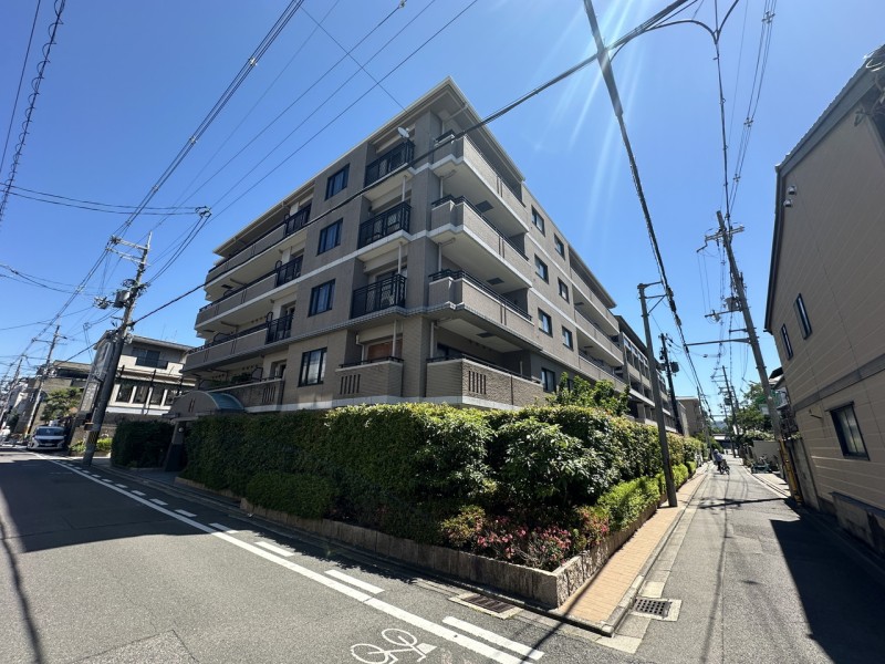 地下鉄烏丸線今出川駅徒歩４分の立地で、京都駅へのダイレクトアクセスが叶います。平成１１年建築、総戸数２４戸、近くにはスーパー、コンビニがあり、落ち着いた暮らしやすい環境が魅力的です。