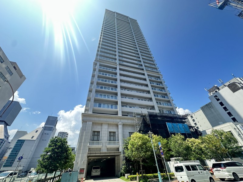 JR元町駅４分、神戸の街にそびえる３３階建て制震構造タワーレジデンスです。平成２１年建築、総戸数１６７戸、２頭までペット飼育可能です。神戸の街のシンボルとしてふさわしい存在感を感じます。