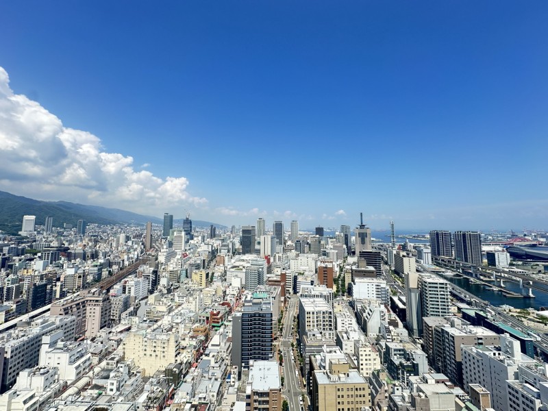 ３３階部分最上階の南東角住戸ですので、前面を遮る物もなく、大きな空と六甲山系の山々、神戸の港の景色を見渡すパノラマ眺望を楽しむことができます。海と山が近い、神戸の街ならではの風景です。