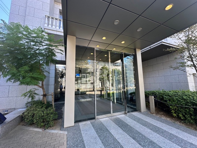 賑やかな街を抜け、建物へ足を踏み入れると大聖堂を思わせる壮大なエントランスホールが家族やゲストを迎え入れてくれます。植栽も美しく整えられており、管理体制も良好です。