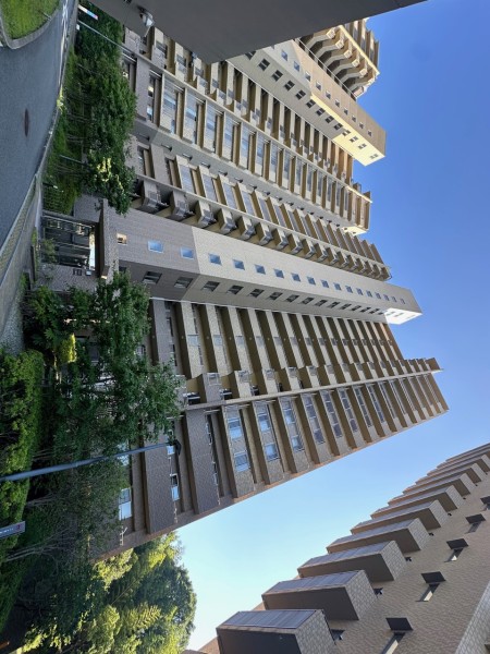 平成１７年建築、全７棟からなる総戸数５２４戸のビッグコミュニティです。共用施設が充実しており、敷地内にプレイロット、集会室、コミュニティラウンジ、ゲストルームがあります。オートロック、宅配ボックス完備、ペット飼育可能です。.