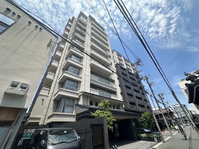 阪急京都河原駅徒歩４分、３沿線利用可能です。平成２７年建築、総戸数１３５戸のビッグコミュニティで、２頭までペット飼育可能、２４時間ゴミ出し可能など、快適な暮らしを実現できます。