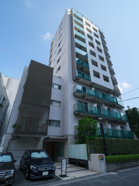 都心の華やぎと豊かな緑を享受する渋谷区神宮前アドレス。原宿・表参道を身近に感じながら、洗練された暮らしを叶えるロケーションです。