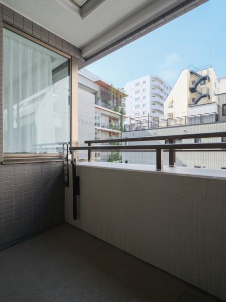 家族が集まるリビングの先に広がるバルコニー。窓を開ければ心地よい風を感じられ、日々の洗濯スペースとしても活躍し、暮らしを快適に支えます。