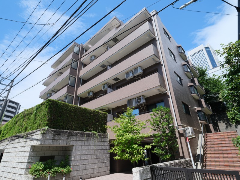 代々木の落ち着いた街並みに調和する重厚感あるレジデンス。山手通りから一歩奥まった閑静な立地にありながら、初台駅徒歩5分の利便性を享受。都心での忙しい日々を送りながらも、自宅では穏やかな時間を過ごせます。