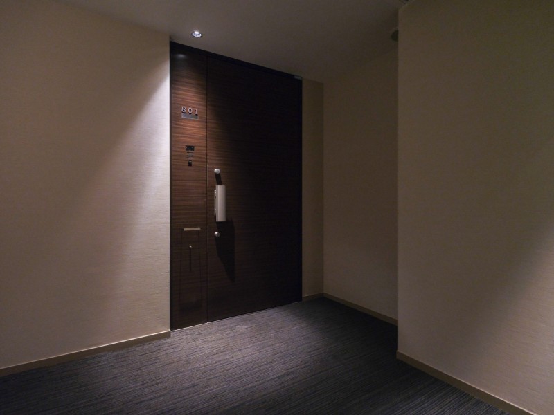 エレベーターを降りてお部屋へと続く廊下は、内廊下設計です。外気の影響を受けにくく、プライバシーも守られやすいです。