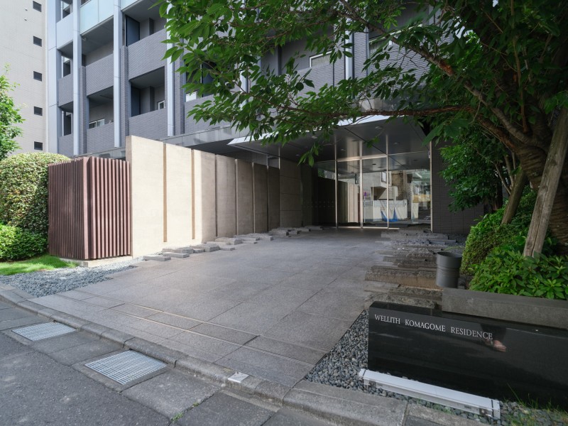 植栽の緑が心地の良さを演出するエントランスです。お手入れが行き届いた綺麗な共用部が、安らぎに満ちた暮らしへ誘います。