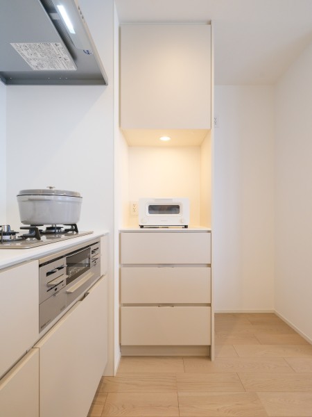 キッチン横にカップボードを設置しました。調理家電や食器類をすっきり収納することができます。
