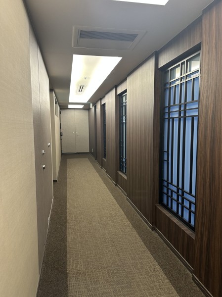 邸宅へと続くアプローチにふさわしい、快適で落ち着きのある共用廊下です。外部からの視線に配慮し、プライバシー性の高い内廊下設計です。