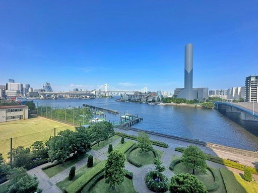 青々とした開放的な空と水の潤いが、互いの魅力を引き立て合いよりいっそうゆとりを宿します。
