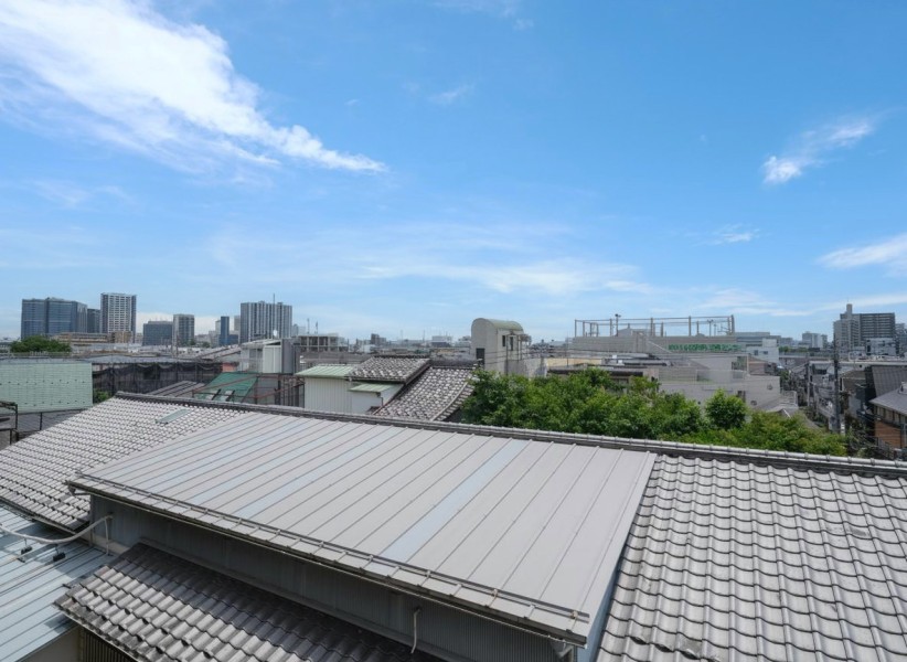 バルコニーからの眺望は、目の前に高い建物がなく開けた青空を仰げます。だんだんと変わっていく空の色を愉しみリフレッシュするのも良さそうです。