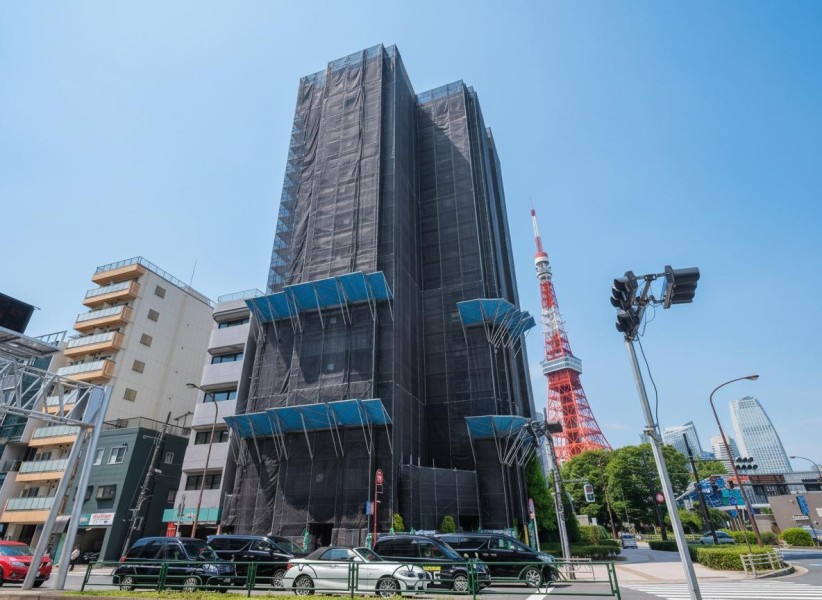 赤羽橋駅徒歩1分に位置する、東急不動産旧分譲〈BRANZ〉シリーズのマンションです。都会らしさを象徴する東京タワーまでも徒歩8分という立地であり、ただいま共用部大規模修繕工事が実施されています。