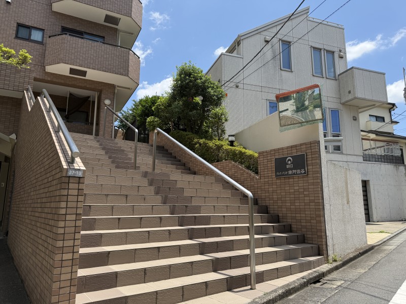 お手入れが行き届いた綺麗な共用部が、安らぎに満ちた暮らしへ誘います。清掃が行き届いた様子から管理体制の良さが伺えます。