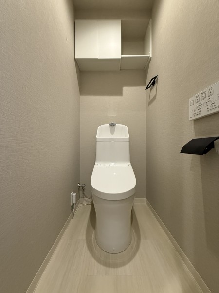 ウォシュレット一体型のトイレは、お掃除の手助けをしてくれる便利機能が搭載されています。