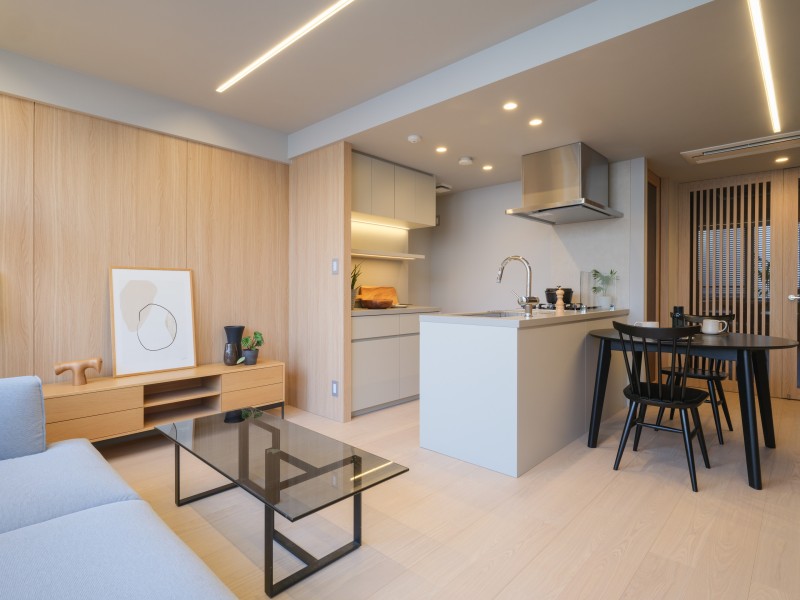 自然感を活かした優しい色合いとゆったりとした抑揚のある建具を採用しました。流行と安らぎの豊かな共存の風合いは、空間に溶け込み、幅広い家具やインテリアと調和します。