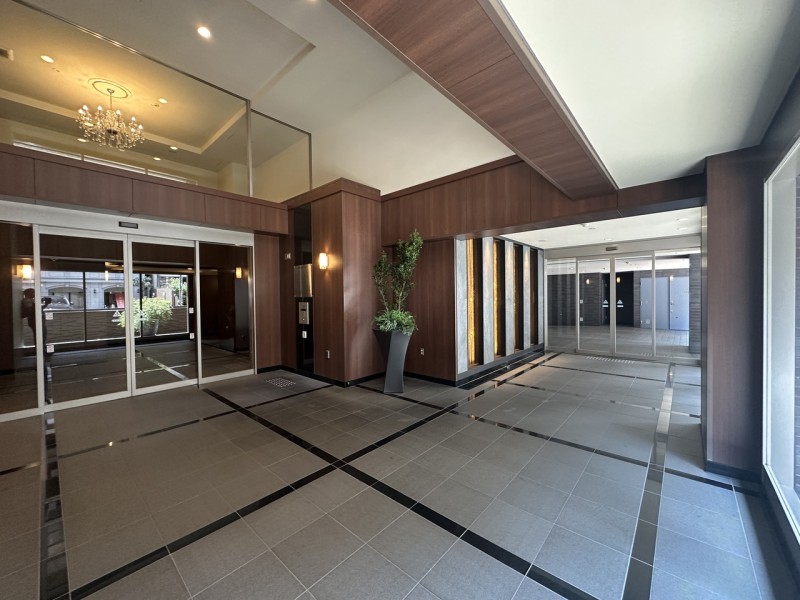 平成２０年建築、総戸数４６戸、２頭までペット飼育可能で、大切な家族とともに快適な暮らしを実現できます。高倉小学校まで約680ｍ、京都御池中学校まで約1320ｍです。