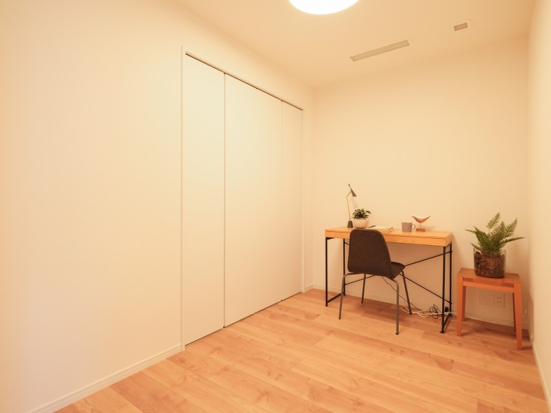 洋室2は約3.8帖のクローゼット付きのお部屋です。落ち着いた時間を過ごしやすい、読書やお勉強、テレワークなどにもぴったりの空間です