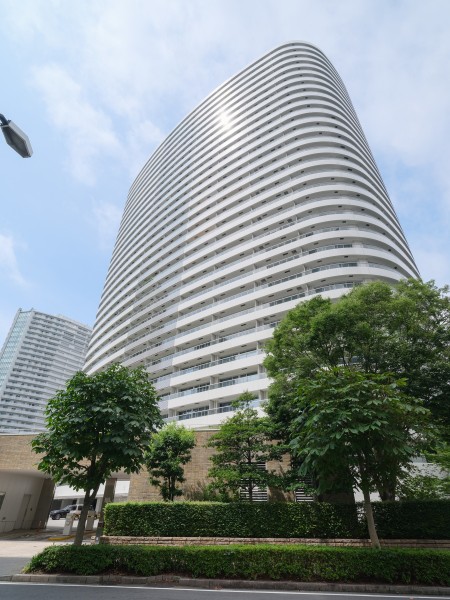 海からの風を感じられる「みなとみらい」駅徒歩3分に佇む、三菱地所旧分譲の地上30階建て免震タワーレジデンスです。コンシェルジュサービスを始めとした、様々な共用設備等が充実しています。