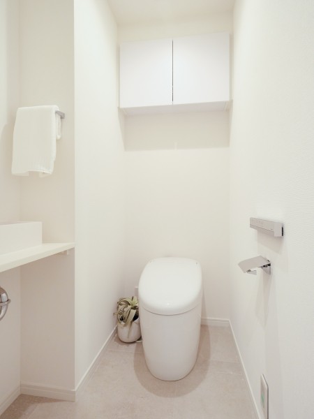 レストルームには洗練されたお部屋にふさわしい、スタイリッシュなタンクレストイレを採用しています。収納や手洗いカウンターもあり、毎日使う場所だからこそ、清潔感と使いやすさを考慮した空間です。