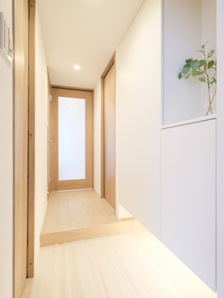 住まいの第一印象を彩る明るく清潔感のある玄関です。各居室へスムーズにつながる動線を確保し、慌ただしい朝の準備や帰宅時も快適。家族みんなが心地よく暮らせる設計です。