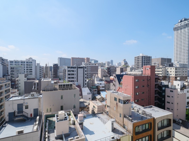 都市の躍動を感じながらも、伸びやかな空が心にゆとりをもたらす眺望です。凛とした空気が流れこみ、気分転換にもぴったりな空間です。