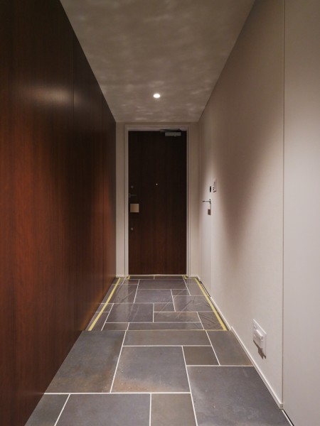 この先にどんなお部屋が広がっているのか思わずワクワクしてしまう、ラグジュアリーな玄関です。玄関扉はプッシュプルハンドルなので重量物を持っている時も開閉が簡単です。