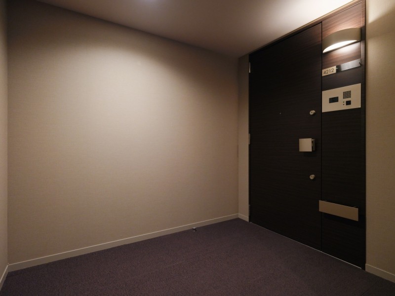 エレベーターを降りてお部屋へと続く廊下は、内廊下設計です。外気の影響を受けにくく、プライバシーも守られやすいです。