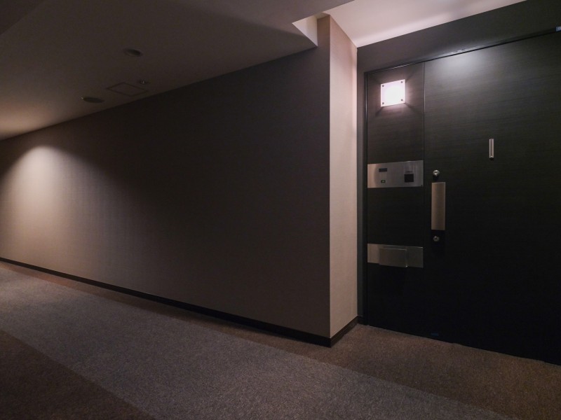 落ち着いた色調でまとめられた内廊下です。共用部はホテルライクな印象で、プライバシーにも配慮された住まいへのアプローチです。