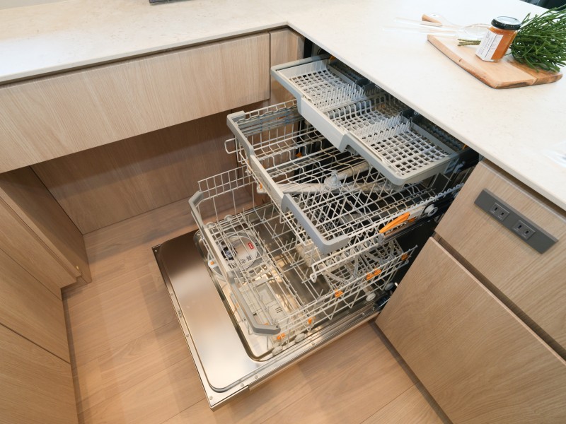 ◆食器洗浄機◆家事の時間を短縮できる優れもの。さらに節水・節約を同時に行うことができるので、人気があり重宝します。