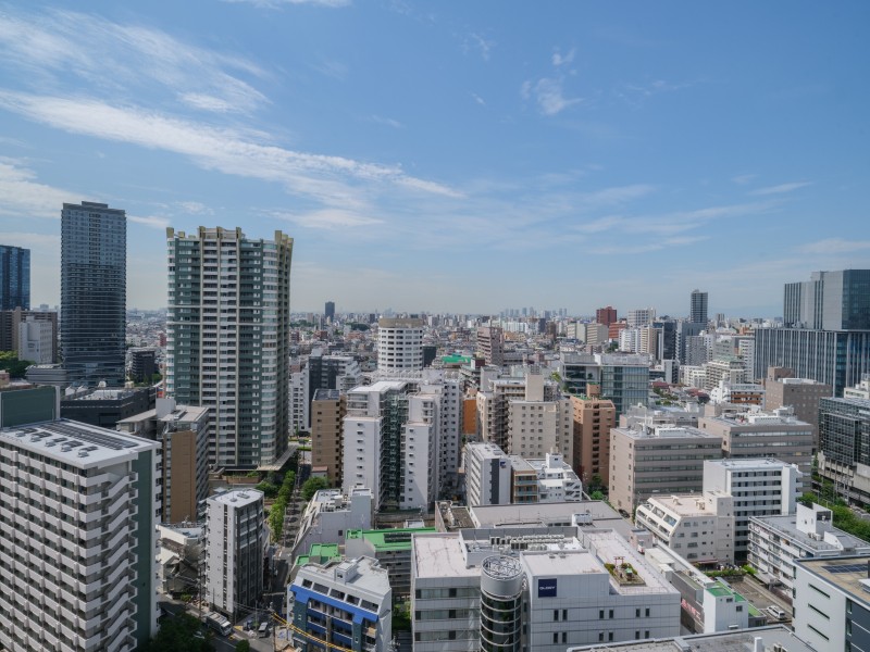 20階部分ならではの高さから、周辺の建物群を見渡せる眺望です。空を大きく感じられる開けた景色が広がり、室内にも開放感を演出します。
