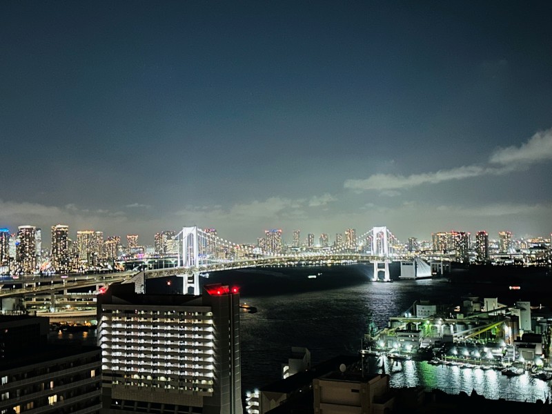 夜空の静寂と都市の鼓動が交差する瞬間を望めます。街の息づかいを感じながら、光の海を渡る風と過ごす贅沢なひとときが日常に。心が凛とし、目の前に広がる輝きが明日への活力を養ってくれます。