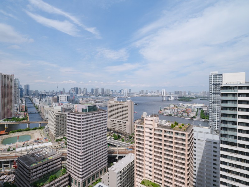 レインボーブリッジを望む景色が日々の暮らしにゆとりをもたらし、都心にいながらも開放的な時間を感じられます。