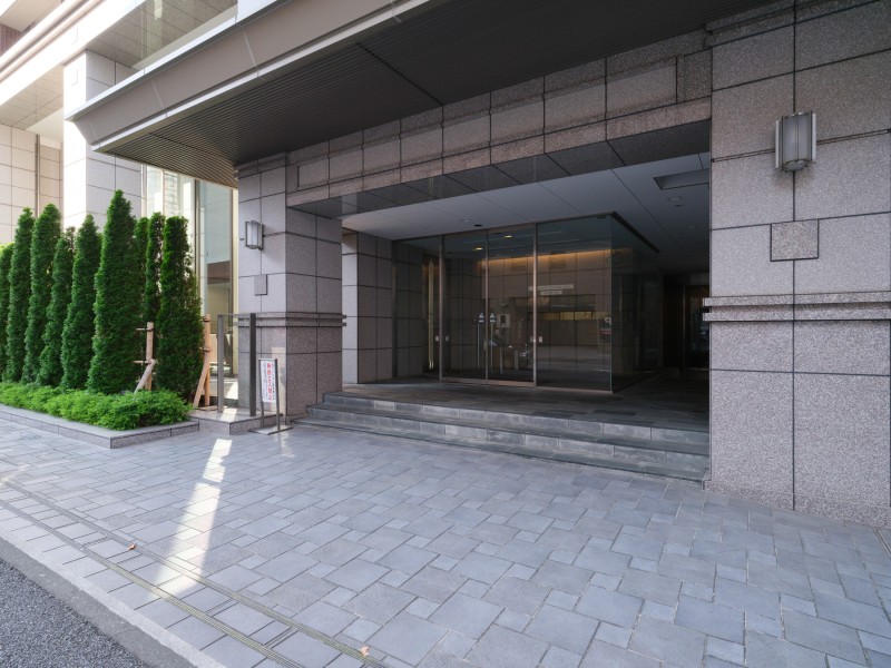 重厚感があり、機能的でもあるエントランスです。お手入れが行き届いた綺麗な共用部が、安らぎに満ちた暮らしへ誘います。