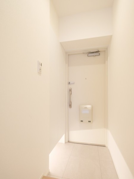 白を基調としたシンプルな設えが、住まい全体の上質さを予感させる玄関です。玄関扉を開けた瞬間、人感センサー照明がやわらかく灯り住まう方を優しく迎える、心配りが息づく玄関です。