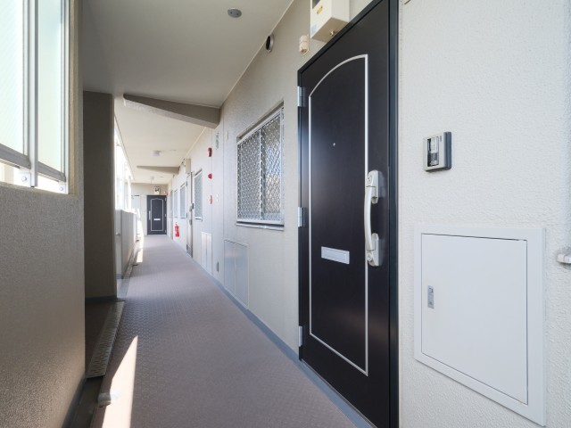 清掃が行き届いた共用廊下が、住まう方の日常を快適に彩り、安らぎのある暮らしへ誘います。