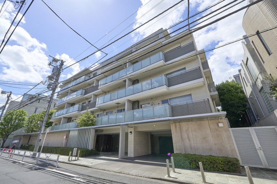 ー渋谷区南平台町ー 閑静な住宅街に佇む、5階建ての低層レジデンスです。再開発で進化を続ける渋谷が生活圏となり、日常だけでなく休日の楽しみ方も広がるロケーションです。