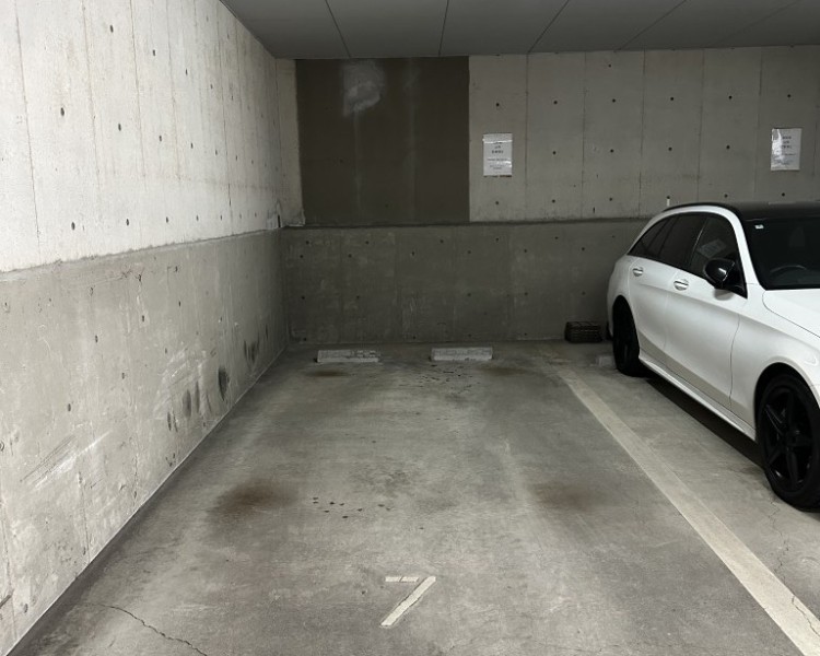 大型車にも対応可能な屋内平置き駐車場。平置きで待ち時間がなく、急な外出や送迎もスムーズです。天候を気にせず乗り降りできるため、日々の移動をより快適でスマートにサポートします。