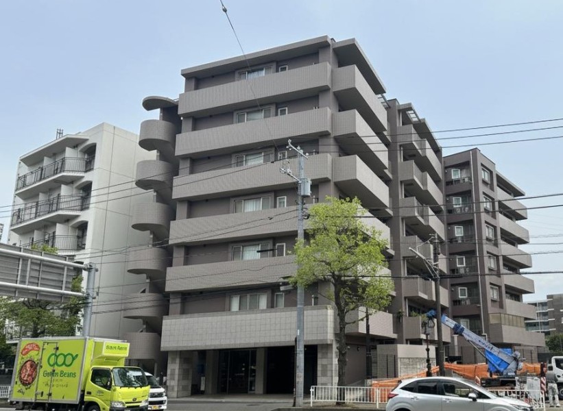 東急東横線『大倉山』駅徒歩7分のファミリーマンション。周辺にはスーパーやコンビニ、ホームセンターなど暮らしを支える施設が充実しています。
