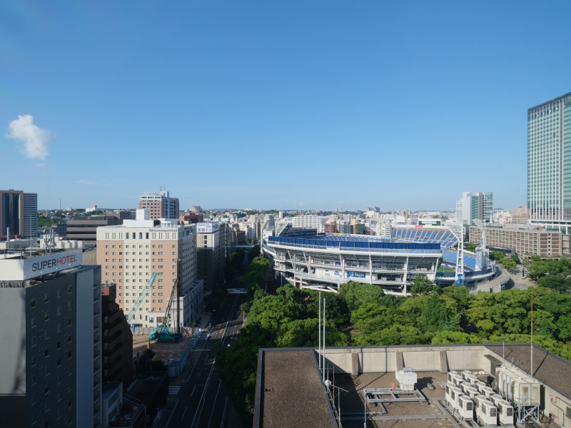 横浜公園の緑を身近に感じながら、横浜スタジアムを見渡せる眺望です。季節ごとに移ろう景色が、暮らしに彩りを添えてくれます。