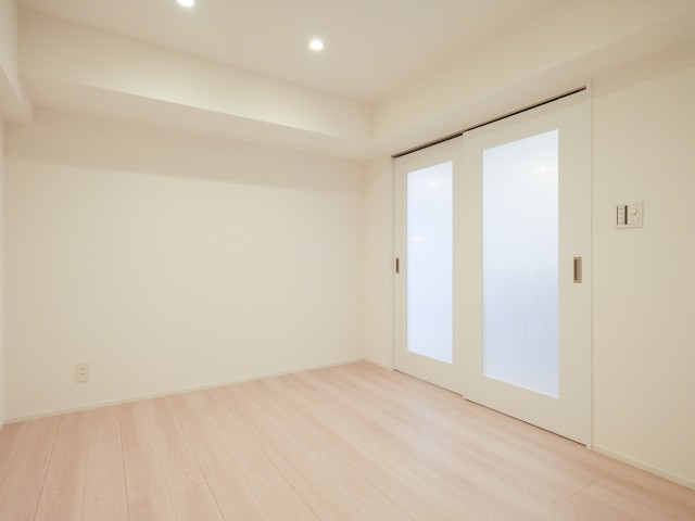 白を基調とした内装でまとめられた洋室3です。引き戸を採用しており家具配置の自由度にも配慮された空間で、リビングとのつながりも感じられます。