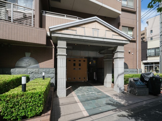 上質な居住空間へやさしく誘うエントランスです。柱や屋根を設けたアプローチが住まいの顔として存在感を演出し、落ち着いた雰囲気で居住者や来訪者を迎えます。