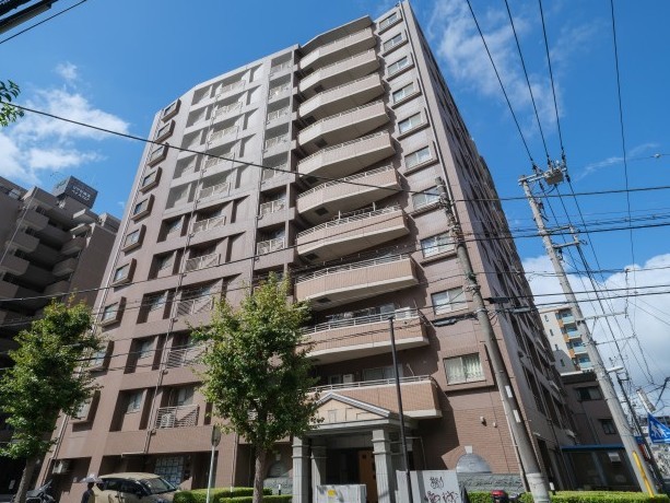 タイル貼りの11階建マンションです。『高島町』駅徒歩２分の好立地♪『横浜』駅へも徒歩圏内で、通勤からプライベートまで様々な快適、利便性、楽しみを享受できる住環境です。