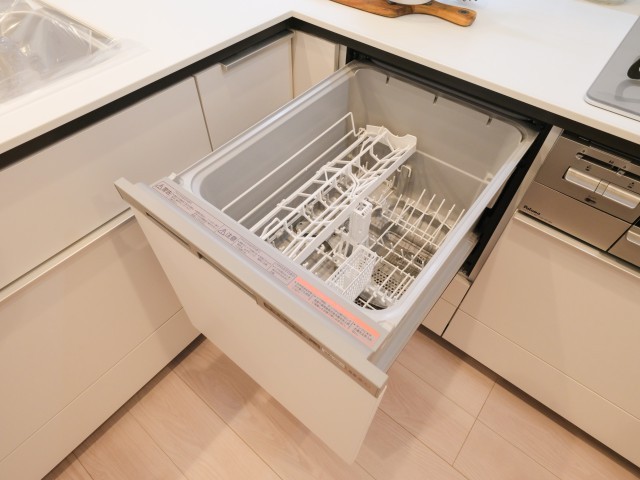 ◆食器洗浄機◆家事の時間を短縮できる優れもの。さらに節水・節約を同時に行うことができるので、人気があり重宝します。